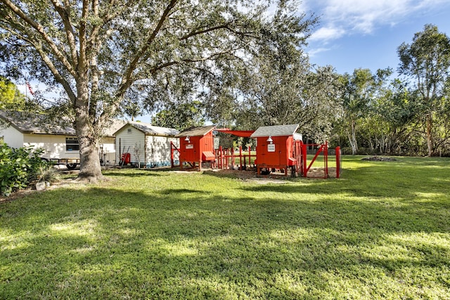 view of yard featuring an outbuilding