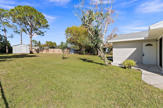 view of yard featuring a storage shed