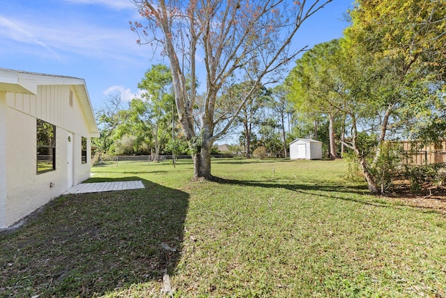 view of yard featuring a storage shed