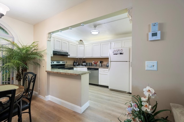 kitchen featuring appliances with stainless steel finishes, white cabinets, light wood-type flooring, and kitchen peninsula