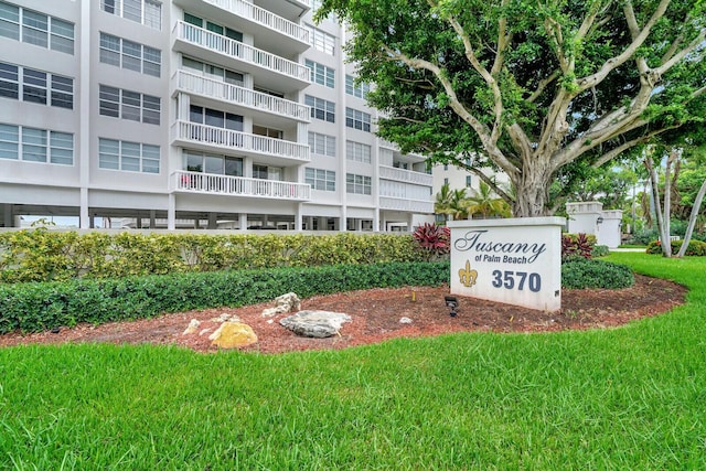 community / neighborhood sign with a lawn