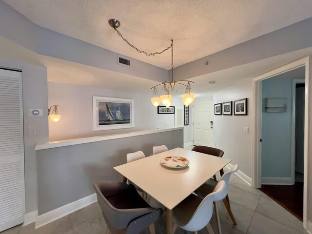 dining area with ceiling fan with notable chandelier