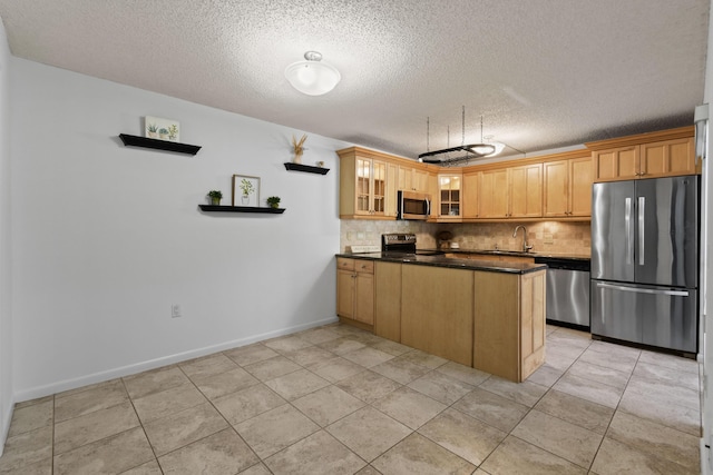 kitchen featuring sink, a textured ceiling, kitchen peninsula, stainless steel appliances, and backsplash