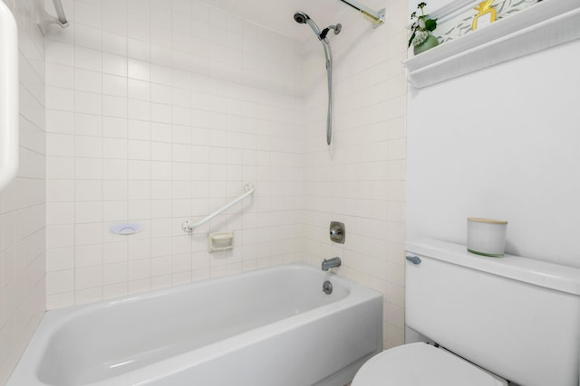 bathroom with tiled shower / bath and toilet