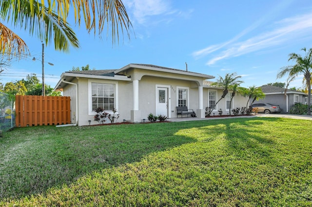 ranch-style house featuring a front yard