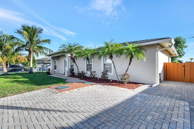 view of front of property featuring a front yard