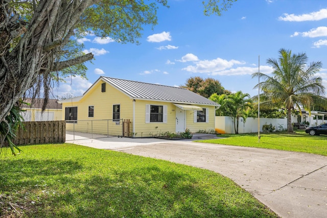 view of front of home with a front lawn