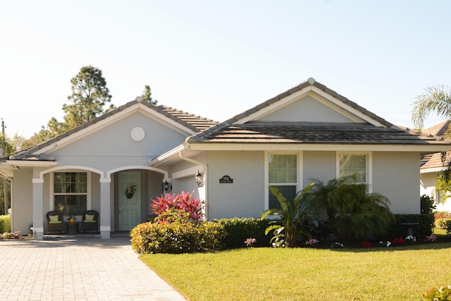 single story home with a front yard