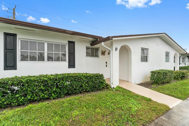 view of front of house featuring a front lawn