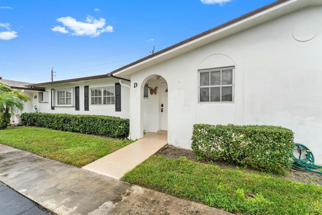 ranch-style house featuring a front lawn