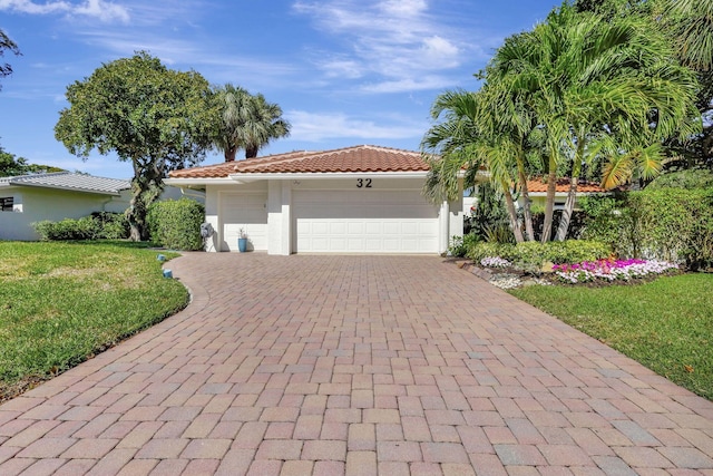 view of front facade featuring a garage and a front yard