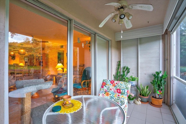 sunroom with ceiling fan