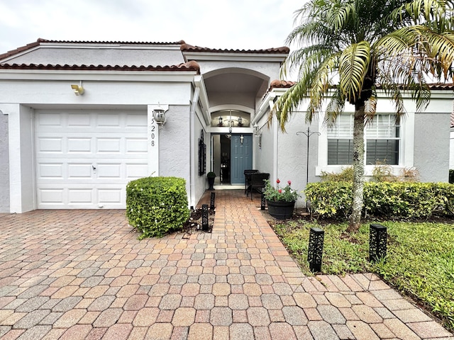 view of front facade featuring a garage