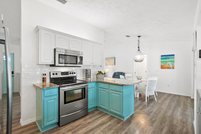 kitchen featuring stainless steel appliances, dark wood-style flooring, a peninsula, and white cabinetry