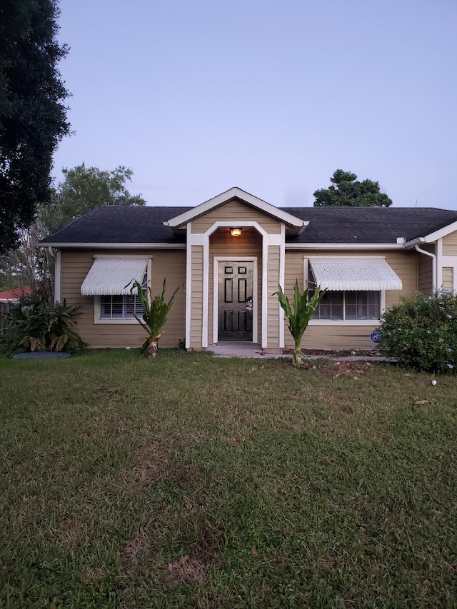 view of front of house featuring a front lawn