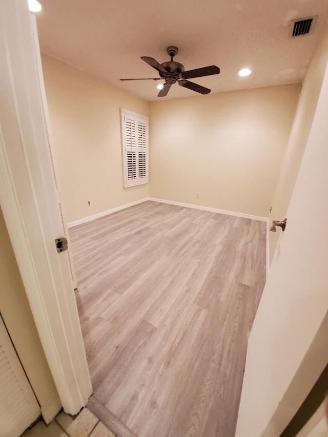 unfurnished room featuring light hardwood / wood-style flooring and ceiling fan