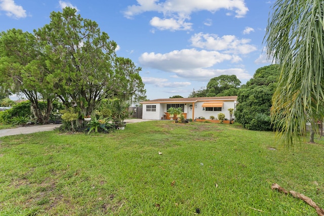 view of front of home featuring a front lawn