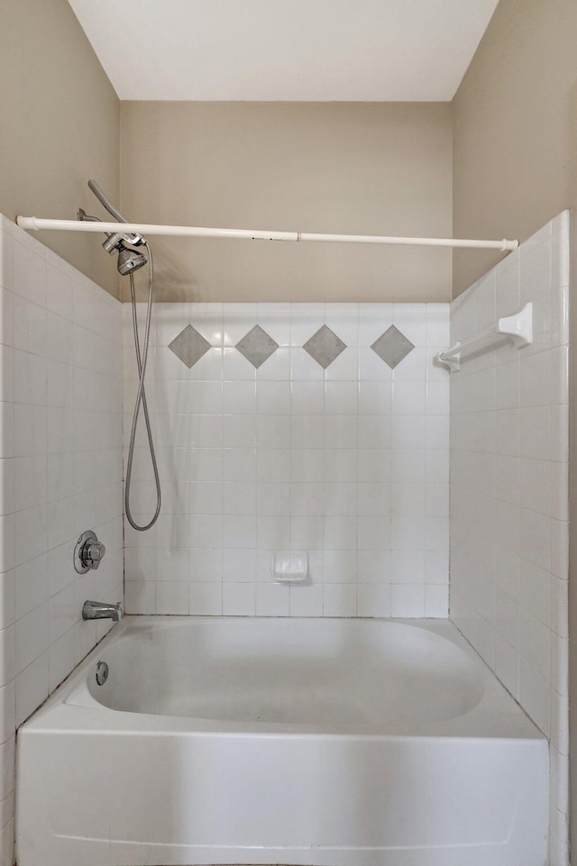 bathroom with tiled shower / bath