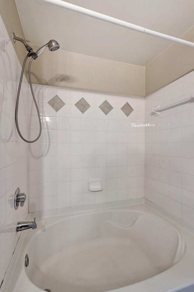 bathroom with tiled shower / bath combo