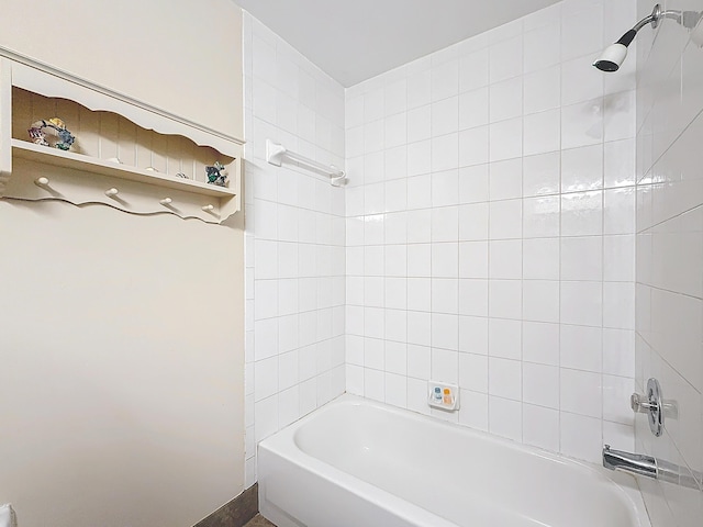 bathroom with tiled shower / bath