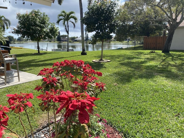 view of yard featuring a water view