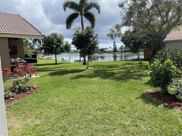 view of yard featuring a water view