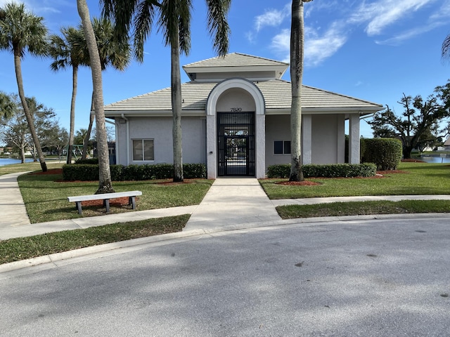 view of front facade with a front lawn