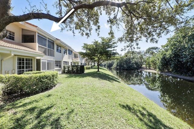 view of yard featuring a water view