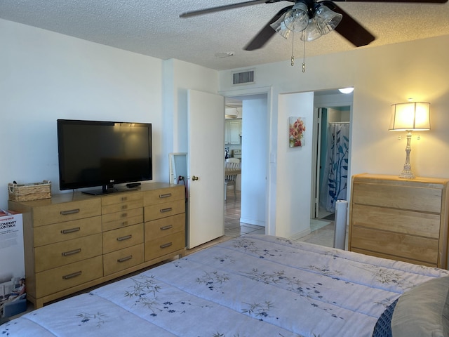 bedroom featuring ceiling fan and a textured ceiling