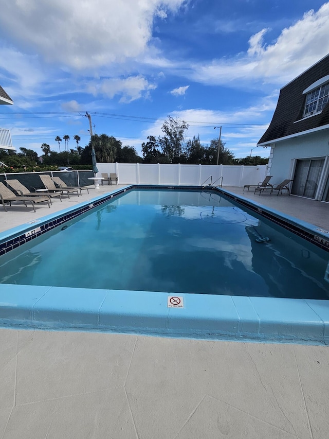 view of swimming pool