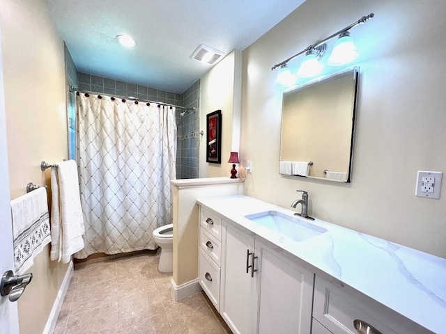 bathroom featuring vanity, toilet, a shower with shower curtain, and a textured ceiling