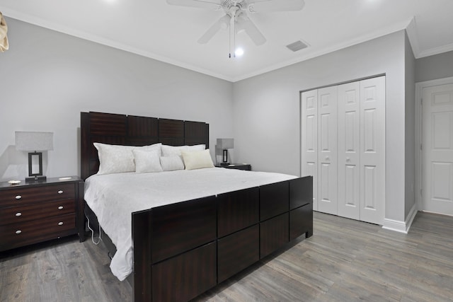 bedroom with crown molding, a closet, ceiling fan, and light wood-type flooring