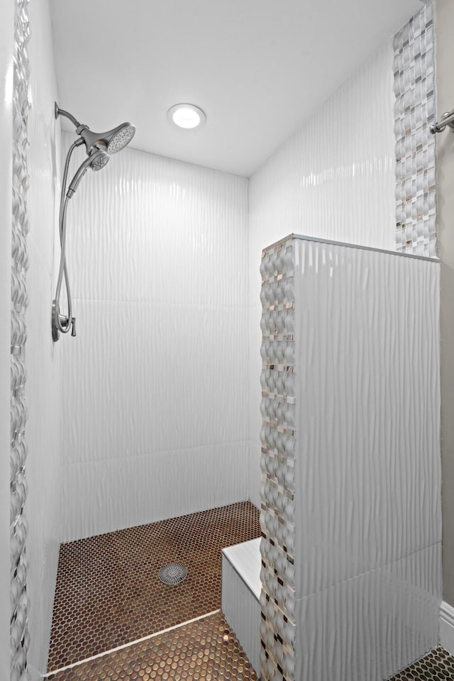 bathroom featuring a tile shower