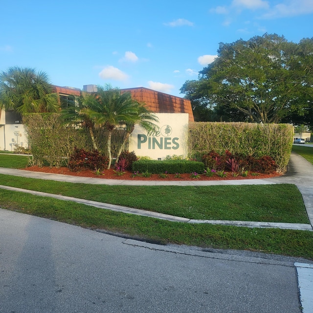 community / neighborhood sign with a yard