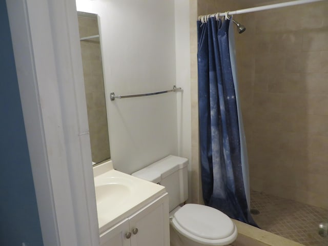 bathroom featuring a shower with curtain, vanity, and toilet