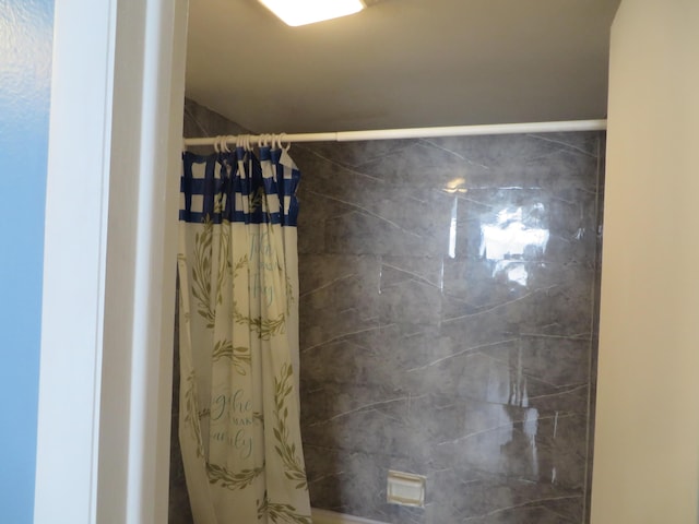 bathroom with shower / bath combo