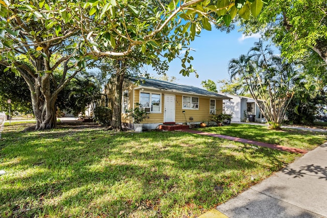 single story home with a front lawn