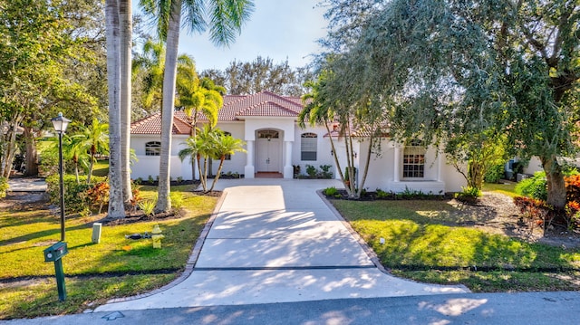 view of front of property with a front lawn