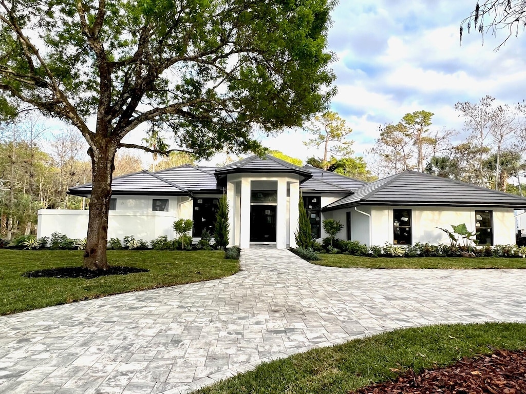 prairie-style house featuring a front lawn