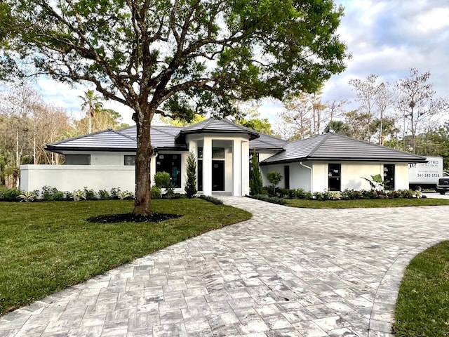 prairie-style house featuring a front yard