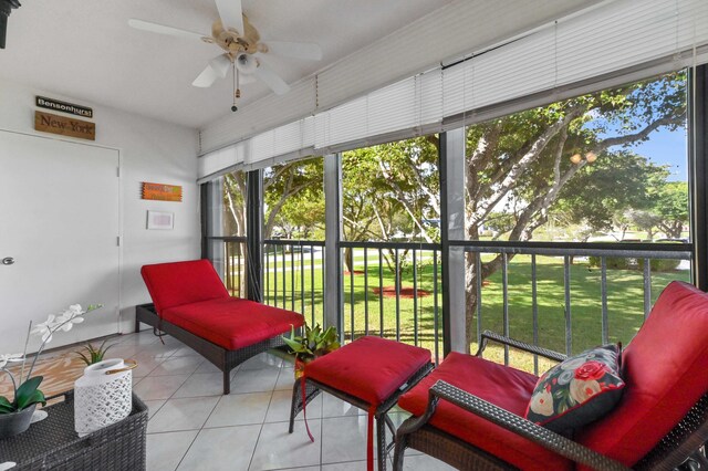 sunroom with ceiling fan