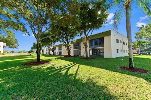 view of front of house featuring a front lawn