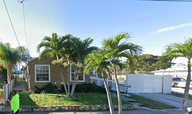 view of front facade featuring a front lawn