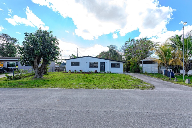 view of front facade featuring a front yard