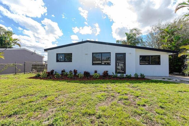 view of front of home featuring a front yard