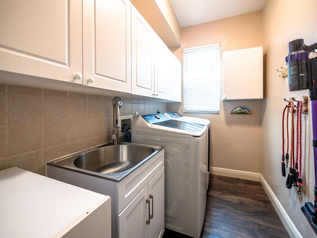 clothes washing area featuring cabinets, sink, dark wood-type flooring, and washer and clothes dryer