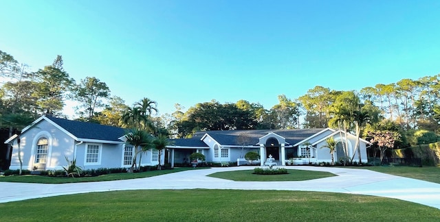 ranch-style home featuring a front lawn