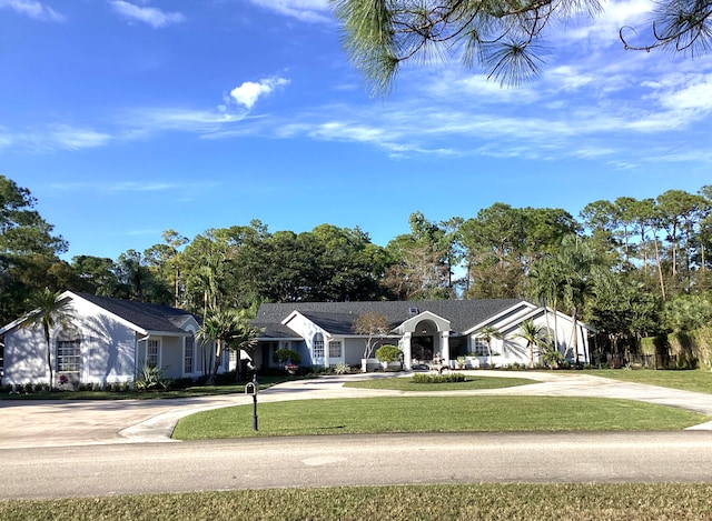 single story home featuring a front yard