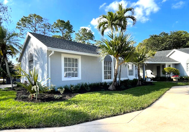 view of front of property featuring a front yard