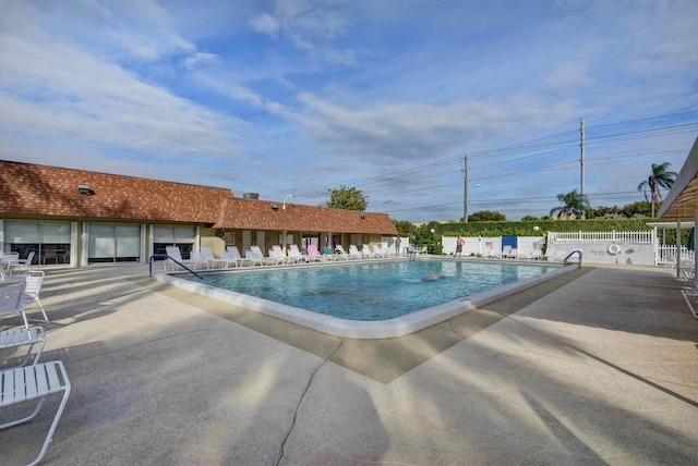 view of swimming pool featuring a patio